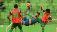 Marlon da Silva (Persiba Balikpapan) saat beruji coba melawan Persatu, Selasa (11/4/2017). (Bola.com/Iwan Setiawan)