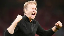Pelatih Timnas Denmark, Kasper Hjulmand, tak mampu menutupi kebahagiaannya usai berhasil membawa anak asuhnya menang atas Rusia dan sekaligus memastikan satu tempat di babak 16 besar Euro 2020. (Stuart Franklin/Pool via AP)