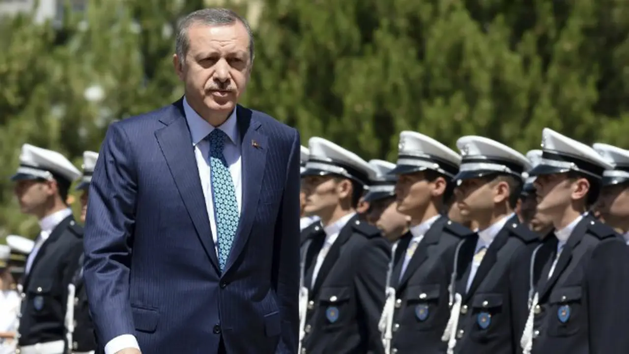 Erdogan memeriksa barisan polisi