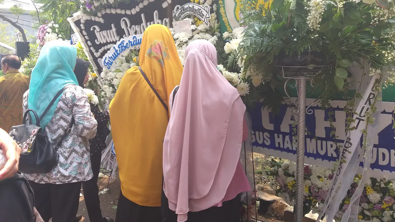 Karangan bunga di rumah duka BJ Habibie diserbu pelayat