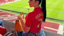 Wags cantik Manchester United ini memang sukses bikin para penggemar Setan Merah terpesona. Jersey timnas Portugal yang dikenakannya kian membuat Georgina tampak elegan. Tak heran, foto Georgina banjir like dan komentar dari netizen yang terpesona dengan kecantikan kekasih Cristiano Ronaldo. (Liputan6.com/IG/@georginagio)