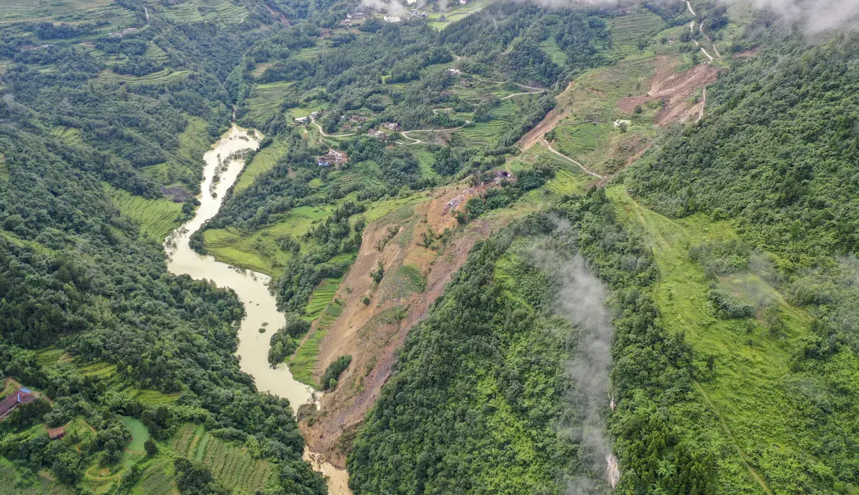 Foto udara memperlihatkan lokasi tanah longsor di Desa Liujing, Distrik Wulong, Chongqing, China (26/7/2020). Genangan air yang terbentuk akibat tanah longsor yang dipicu hujan lebat itu berukuran sekitar 1,3 juta meter kubik dan berlokasi di Sungai Yancang, anak Sungai Wujiang. (Xinhua/Huang Wei)