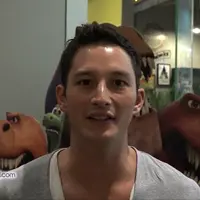 Sebagai ayah yang pecinta film kartun, Mike Lewis sangat sedih saat menghadiri acara disney tanpa sang anak. 