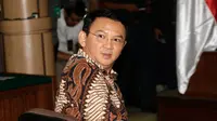 Basuki Tjahaja Purnama atau Ahok melihat ke arah fotografer sesaat sebelum menjalani sidang perdana kasus dugaan penistaan agama di PN Jakarta Utara, Selasa (13/12). Sidang hari ini beragenda pembacaan surat dakwaan dari tim JPU. (TATAN SYUFLANA/POOL/AFP)