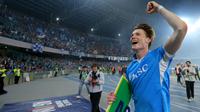 Gelandang Napoli asal Skotlandia #08, Scott McTominay, merayakan kemenangannya dalam pertandingan Serie A Italia antara Napoli dan Cagliari di stadion Diego Armando Maradona di Naples pada Sabtu dini hari WIB (24-5-2025). (Carlo Hermann/AFP)
