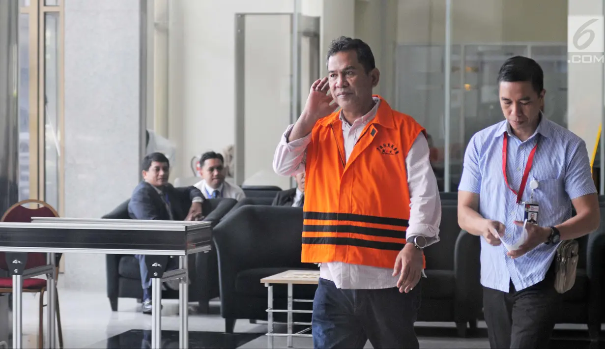 Bupati Hulu Sungai Tengah (HST) Abdul Latif berjalan usai diperiksa di Gedung KPK, Jakarta, Selasa (30/1). KPK mengamankan sejumlah barang bukti dalam kasus dugaan korupsi pembangunan ruang perawatan RSUD Damanhuri Barabai. (Liputan6.com/Herman Zakharia)