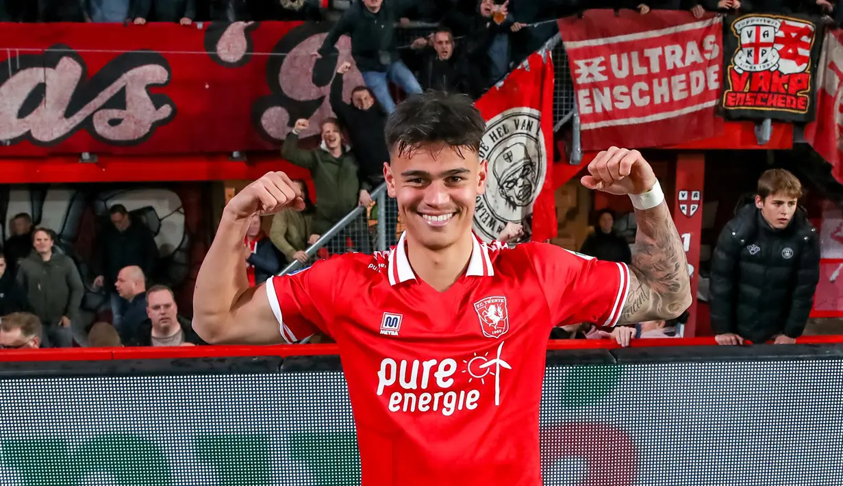 Mees Hilgers. Bek tengah FC Twente berusia 20 tahun ini memiliki darah Indonesia dari sang ibu yang lahir di Manado. Meski lahir di Belanda, belum sekalipun ia bermain di level timnas yunior. Bersama FC Twente musim ini ia telah bermain 11 kali dengan mencetak 1 gol dan 1 assist. (twitter@fctwente)