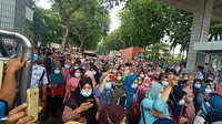Tolak Omnibus Law, puluhan ribu buruh wanita memblokir akses Jalan Raya Serang, yang merupakan akses jalan menuju Tangerang Raya. (Liputan6.com/ Yandhi Deslatama)