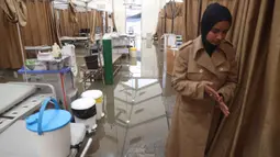 Tenda darurat tersebut diketahui berfungsi sebagai area layanan penerimaan pasien rawat jalan dan departemen gawat darurat. Tampak dalam foto, genangan air menutupi lantai tenda darurat milik Rumah Sakit Nasser, yang berfungsi sebagai tempat penerimaan pasien rawat jalan dan departemen gawat darurat, setelah hujan lebat di Khan Yunis di Jalur Gaza selatan pada 26 Maret 2026. (Bashar Taleb/AFP)