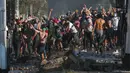 Demonstran saat bentrok dengan polisi di tengah pandemi virus corona Covid-19 selama penguncian wilayah (lockdown) di lingkungan miskin di Santiago, Chili, (18/5/2020). Mereka  protes menuntut bantuan makanan dari pemerintah. (AP Photo/Esteban Felix)