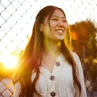 ilustrasi perempuan tersenyum/Photo by Conner Ching on Unsplash