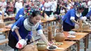 Warga lokal menyiapkan sajian untuk para wisatawan di sebuah kawasan wisata di Wilayah Otonom Etnis Dong Sanjiang di Kota Liuzhou, China, 2 Oktober 2020. Sejak jalur kereta cepat Guiyang-Guangzhou beroperasi, Sanjiang telah berupaya meningkatkan perekonomian melalui pariwisata. (Xinhua/Gong Pukang)
