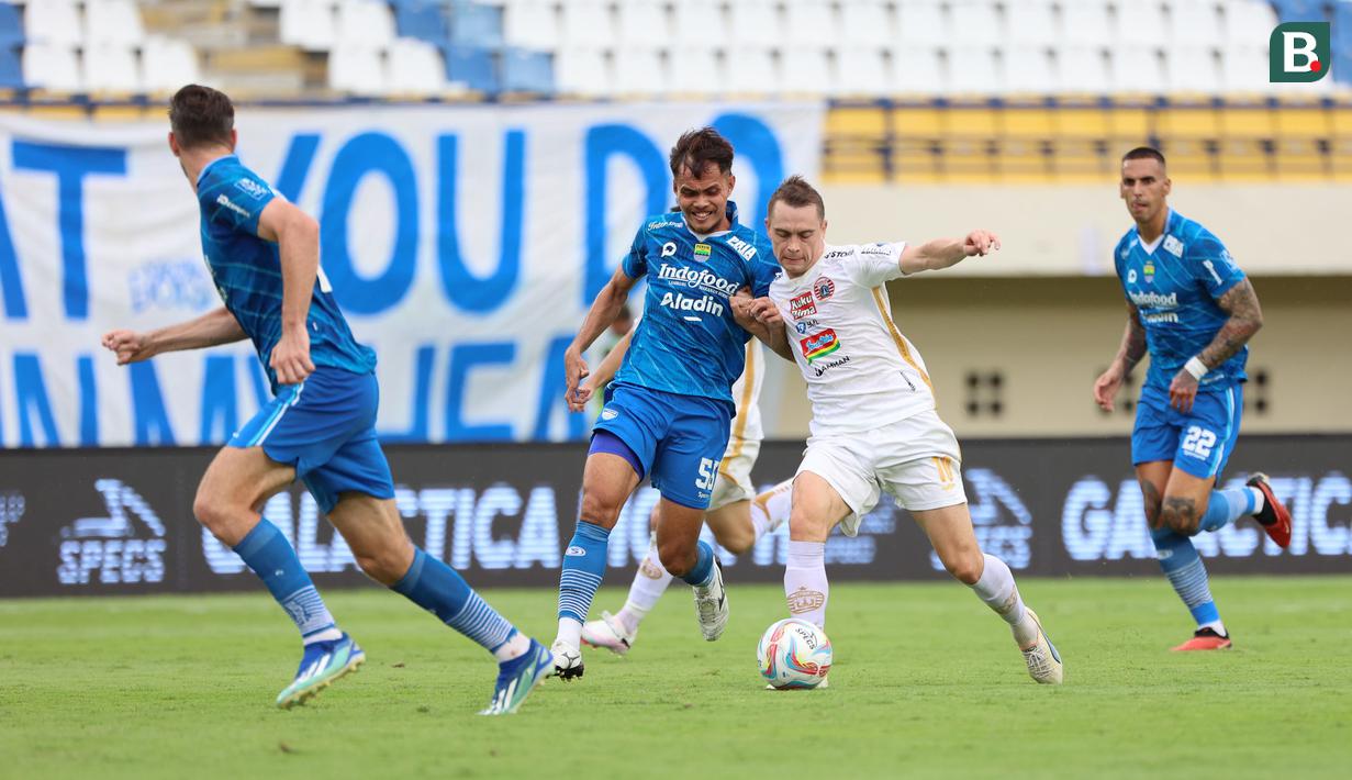 <p>Pemain Persija Jakarta, Maciej Gajos (kanan) berebut bola dengan pemain Persib Bandung, Rezaldi Hehanussa pada laga pekan ke-28 BRI Liga 1 2023/2024 di Stadion Si Jalak Harupat, Soreang, Kabupaten Bandung, Sabtu (9/3/2024). (Bola.com/M Iqbal Ichsan)</p>