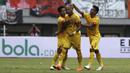 Bek Bhayangkara FC, Anderson Salles, merayakan gol yang dicetaknya ke gawang Persija Jakarta pada laga Shopee Liga 1 di Stadion Patriot Chandrabhaga, Bekasi, Sabtu (10/8). Persija bermain imbang 1-1 atas Bhayangkara. (Bola.com/Yoppy Renato)