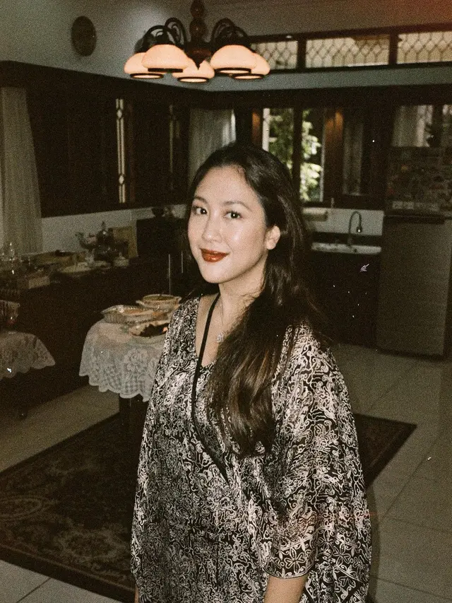 6 Potret Tampilan Sederhana Sherina Munaf Pakai Baju Lebaran Zaman SMP, Tetap Menawan