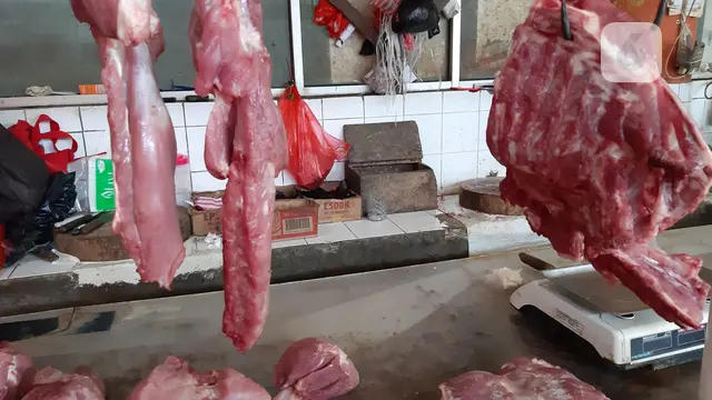 Daging babi di Pasar Tomang Barat.