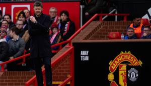 Pelatih Manchester United, Michael Carrick, menyaksikan dari pinggir lapangan selama pertandingan Liga Inggris antara Manchester United dan Crystal Palace di Manchester, Inggris, Minggu, 1 Maret 2026. (AP Photo/Dave Thompson)