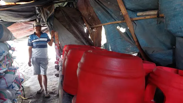 Perajin tungku kebjiran order seiring langkanya gas elpiji 3 kilogram di pasaran Banyuwangi. (Hermawan Arifianto/Liputan6.com)