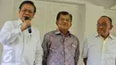 Ketum Partai Golkar Munas Ancol, Agung Laksono (kiri) memberi keterangan pers, Jakarta, (3/2). Munas Luar Biasa akan digelar paling lambat Mei mendatang. (Liputan6.com/Faizal Fanani)