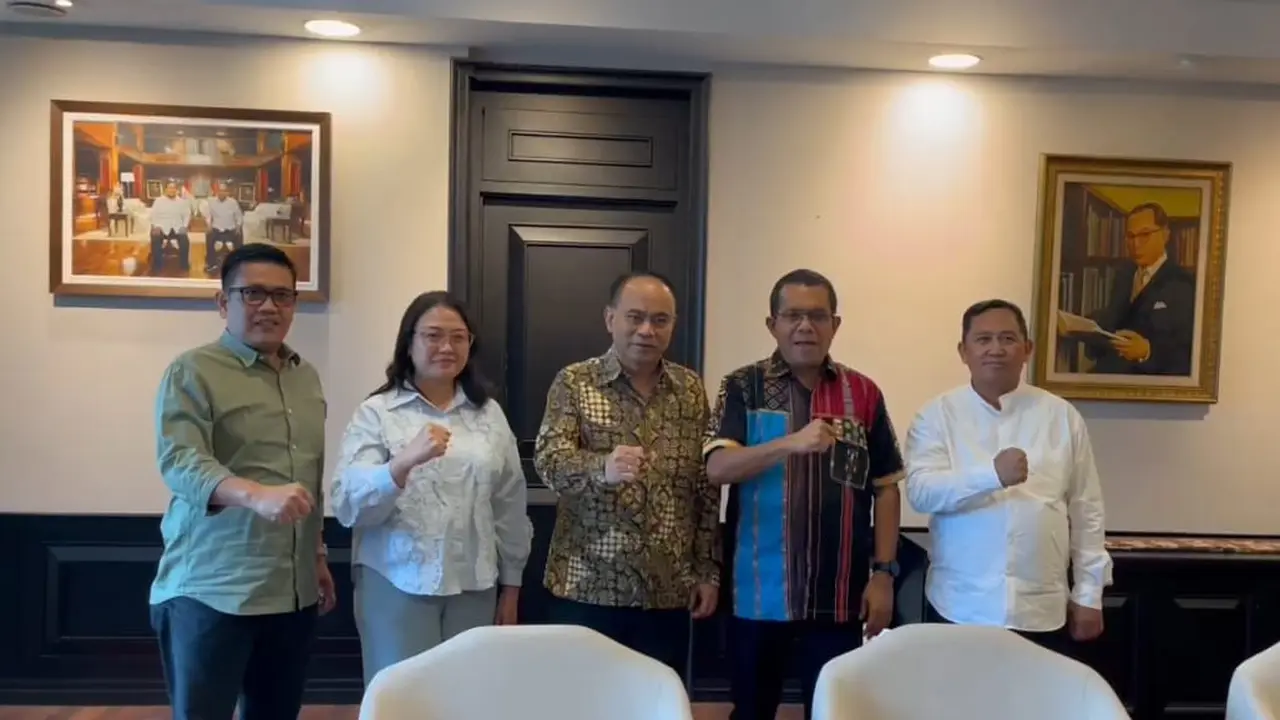 Gubernur NTT, Melki Laka Lena didampingi Ketua TP PKK NTT, Mindriyati Astiningsih saat beraudiens dengan Menteri Koperasi dan UMKM, Budi Arie Setiadi