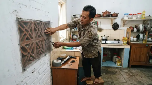 Ide Menutup Lubang Roster Dapur agar Serangga Tidak Masuk dengan Memasang Kasa Nyamuk di Balik Roster