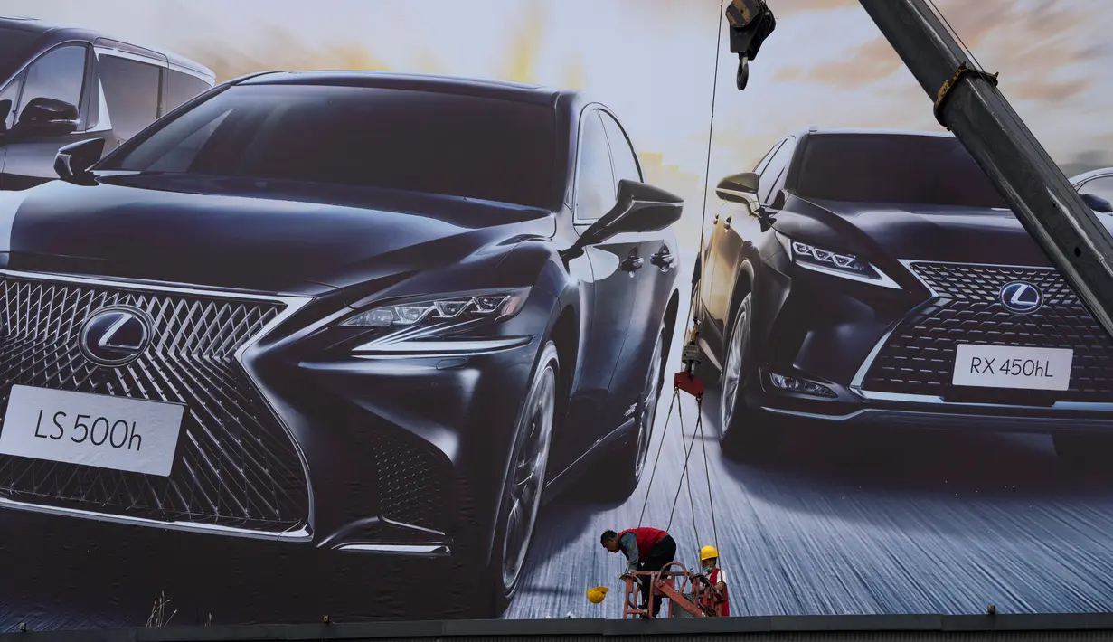 Pekerja mempersiapkan pameran Auto China 2020 yang akan digelar di Beijing, Kamis (24/9/2020). Menandai bangkitnya kembali industri otomotif negara dengan penduduk terbanyak di dunia ini, China mengumumkan siap menggelar Auto China 2020. (AP Photo/Ng Han Guan)