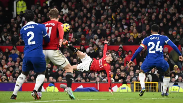 Foto: Garnacho Hampir Cetak Gol Indah Lagi Lewat Tendangan Salto ke Gawang Chelsea, Tapi Kali ini Bolanya ke Langit