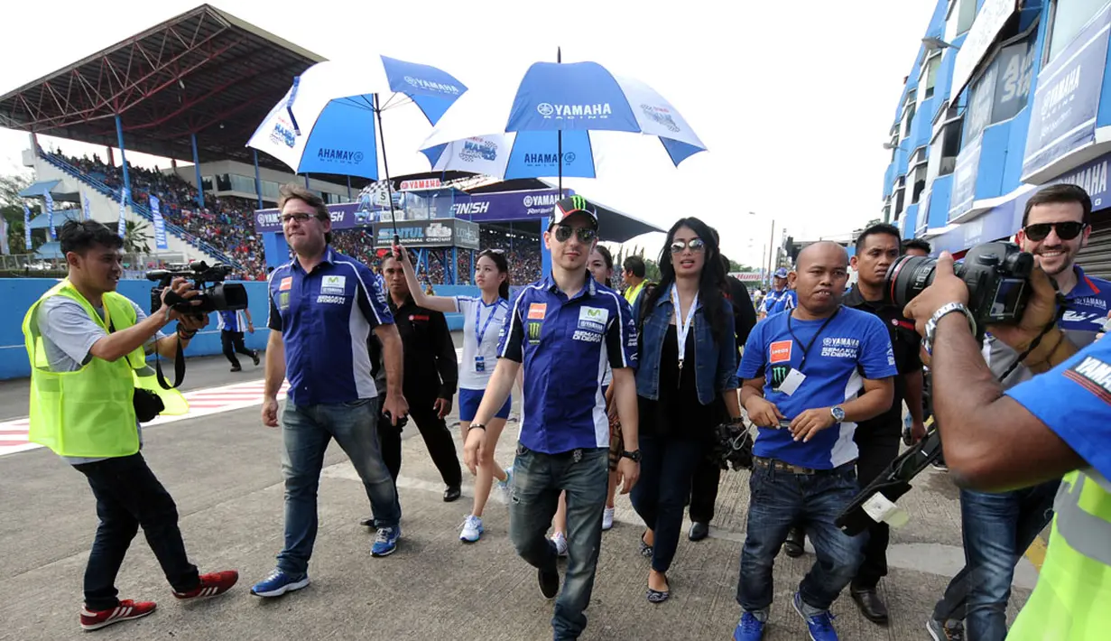 Pembalap tim Yamaha MotoGP, Jorge Lorenzo (tengah) hadir menyaksikan ajang Yamaha ASEAN Cup Race (YACR) 2014 yang digelar di Sirkuit Sentul, Bogor (7/12/2014). (Liputan6.com/Helmi Fithriansyah)