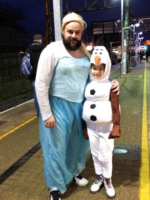 Tapi keduanya sangat bahagia dengan kostum yang dikenakan. Dad of the Year | Photo: Copyright metro.co.uk