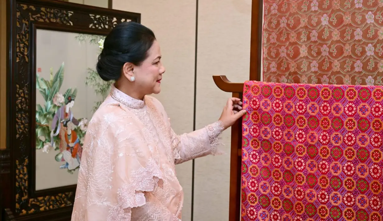 Iriana Jokowi kenakan tunik dengan potongan leher tinggi dengan detail renda cantik [Dok. Sekretariat Presiden]