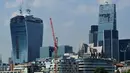 Walkie Talkie, gedung pencakar langit (kanan) di Kota London, 3 September 2013. Gedung bertingkat 37 ini memenangkan Piala Carbuncle yang diberikan setiap tahun kepada gedung yang dipandang sebagai terburuk di Inggris. (REUTERS/Stefan Wermuth/Files)