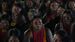 Wanita Adat Xikrin menghadiri upacara Pertemuan Masyarakat Pertama di Kamp Adat Tanah Bebas tahunan ke-18 di Brasilia, Brasil (8/4/2022). Pertemuan bertujuan untuk menunjukkan kesatuan Brasil Masyarakat adat dalam perjuangan untuk demarkasi tanah dan hak-hak mereka. (AP Photo/Eraldo Peres)