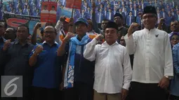 Sekjen Partai Demokrat Hinca Pandjaitan (tengah) bersama bakal calon pemimpin daerah Aceh dan Sulawesi Barat saat deklarasi dan penandatanganan pakta integritas di Kantor DPP Partai Demokrat, Jakarta, Jumat (5/8). (Liputan6.com/Gempur M Surya)