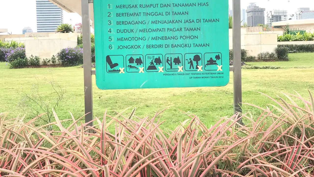 Larangan menginjak rumput di Monas