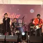 Penampilan Govinda band pada acara Vidio Fair 2.0 di Gandaria City Mall, Jakarta Selatan, Sabtu (3/11). Selain Govinda, musisi-musisi papan atas seperti Sheryl Sheinafia, Andien dan GIGI juga akan tampil menghibur pengunjung (Liputan6.com/Herman Zakharia)