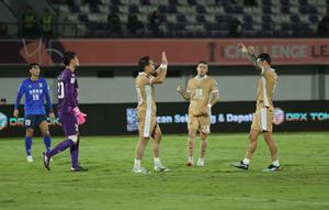 Pemain Dewa United, Egy Maulana Vikri (ketiga kiri) merayakan golnya saat melawan Tainan City FC pada matchday kedua Grup E AFC Challange League 2025-2026 di Stadion Indomilk Arena, Tangerang, Banten, Rabu (29/10/2025) malam WIB. Dewa United sukses menghajar klub asal Taiwan, Tainan City dengan skor telak 4-0. Kesuksesan ini diraih pada matchday kedua Grup E AFC Challenge League yang berlangsung di Stadion Indomilk Arena, Rabu (29/10/2025). (Bola.com/M Iqbal Ichsan)