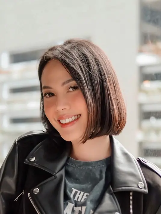 Dalam kesehariannya, ia kerap unggah berbagai aktivitasnya dalam media sosial Instagram. Begitu pula penampilan terbarunya yang kerap tuai pujian. Dengan tampilan gaya rambut pendek, Della Dartyan tampil makin menawan. (Liputan6.com/IG/delladartyan)