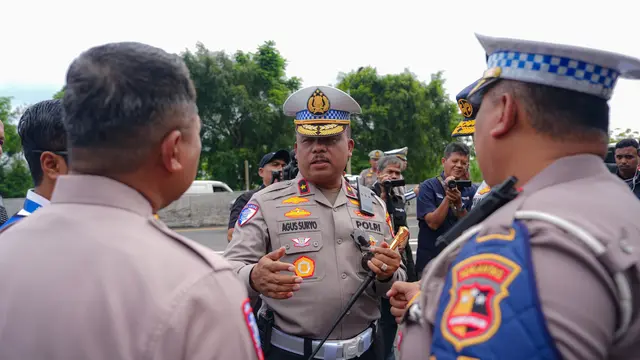 Kakorlantas Polri Brigjen Agus Suryonugroho meninjau jalur di KM 92 Tol Cipularang, Purwakarta, Jawa Barat, pada Minggu (9/2/2025).