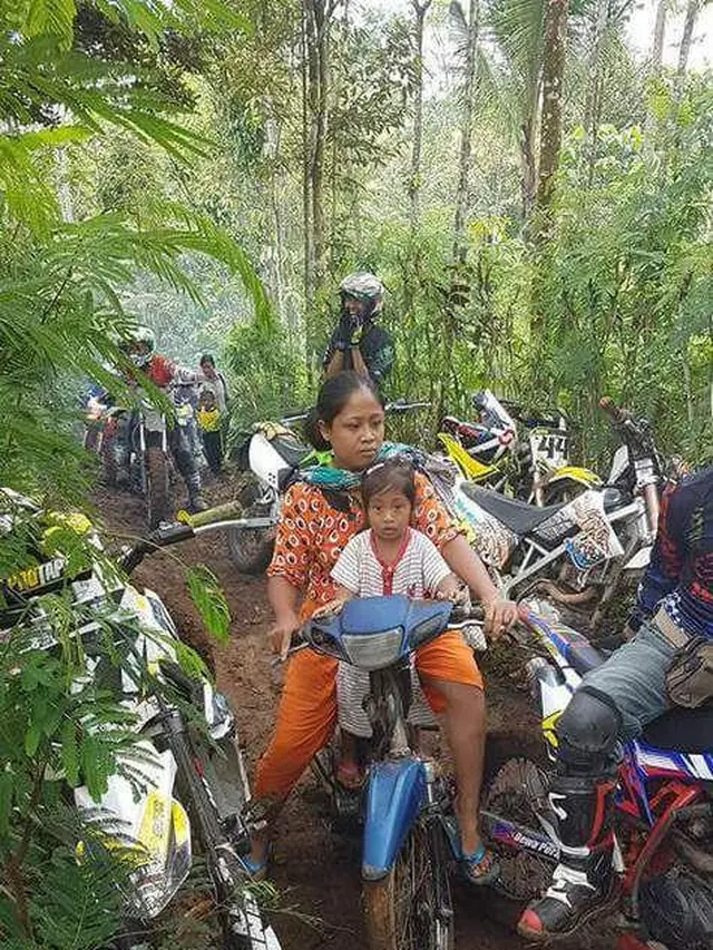 7 Momen Nyeleneh Emak-Emak Boncengin Anaknya Ini Malah Bikin Ngeri