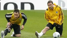 John Terry dan Frank Lampard melakukan streching di sesi latihan di Stamford Bridge, 5 Mei 2009, jelang leg kedua semifinal Liga Champions antara Chelsea vs Barcelona. AFP PHOTO/IAN KINGTON