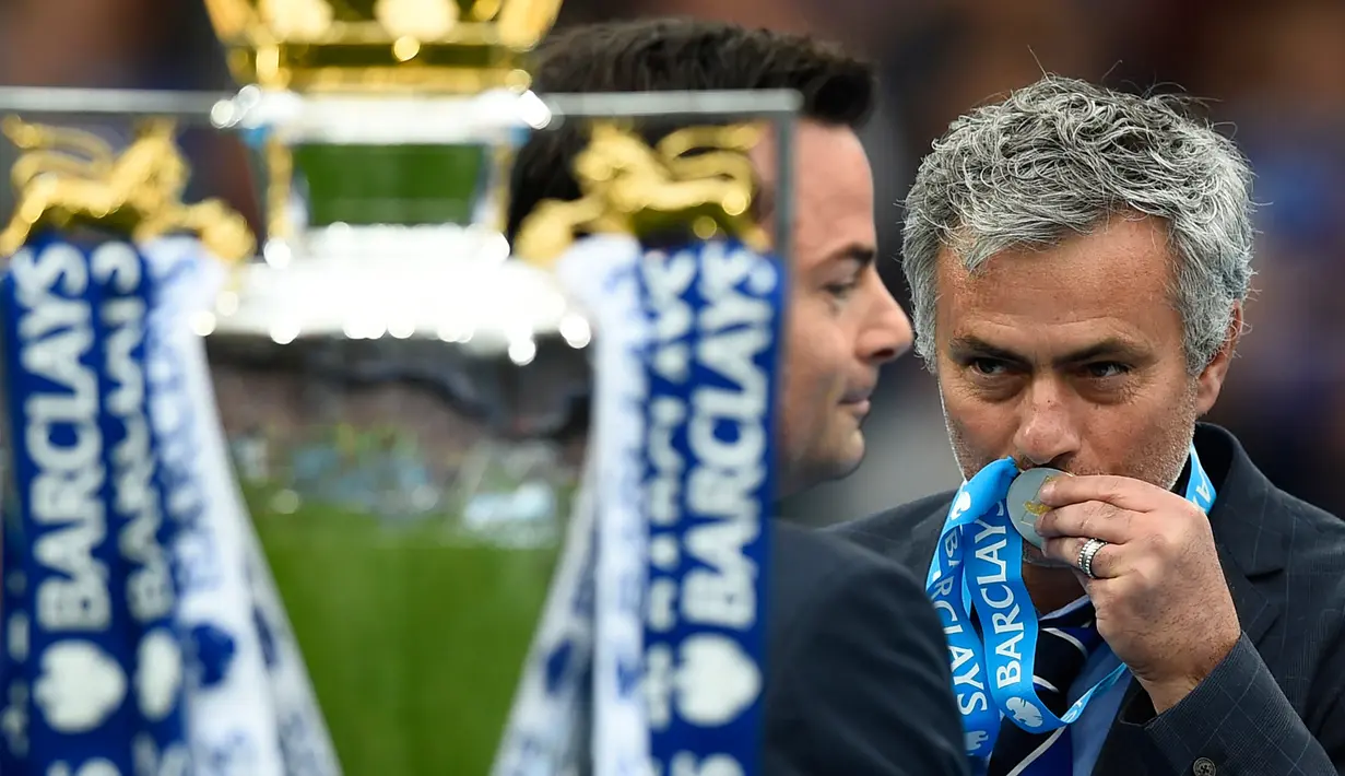 Pelatih Chelsea, Jose Mourinho terlihat mencium medali saat perayaan gelar juara Premier League 2014-15 di Stamford Bridge, Minggu (24/5/2015). Chelsea memperoleh poin 87 di klasemen akhir Premier League. ( Reuters/Dylan Martinez)