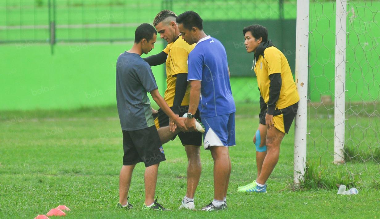 Cristian Gonzales (2kiri) mendapat pengawasan medis pada sesi latihan di Stadion Gajayana, Malang, Senin (23/5/2016). (Bola.com/Iwan Setiawan)