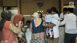 Sejumlah kerabat tahanan KPK mengisi registrasi saat akan membesuk di Gedung KPK, Jakarta, Minggu (25/6). Sejumlah kerabat tahanan korupsi KPK melakukan besuk di hari pertama lebaran 2017. (Liputan6.com/Yoppy Renato)