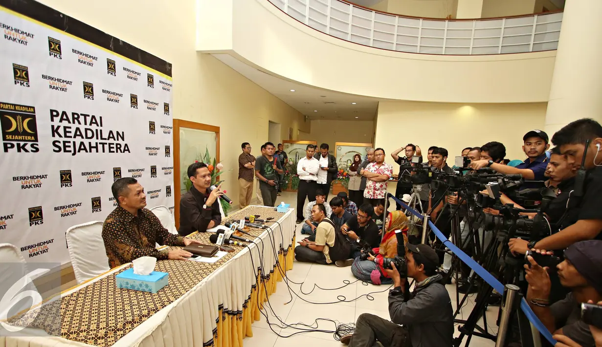 Suasana jumpa pers terkait pemecatan terhadap Fahri Hamzah di Jakarta, Senin (4/4). Keputusan pemberhentian Fahri diambil karena dianggap menyebarkan berita yang menyebabkan rusaknya ukhuwah dan persatuan jamaah. (Liputan6.com/Immanuel Antonius)