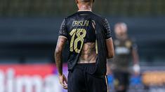 Jersey milik pemain Bhayangkara FC, Crislan Henrique robek saat laga lanjutan BRI Liga 1 2023/2024 antara Bhayangkara FC melawan Persib Bandung di Stadion Patriot Candabhaga, Bekasi, Sabtu (23/09/2023). (Bola.com/Bagaskara Lazuardi)