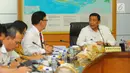 Menkopolhukam Wiranto dan Mendagri Tjahjo Kumolo saat melakukan rapat koordinasi tentang keamanan pasca-pemilu 2019 di Jakarta, Rabu (24/4). Dalam rapat tersebut wiranto menjelaskan sejumlah isu seperti hoaks dan tuduhan yang berakibat pada delegitimasi KPU. (Liputan6.com/Angga Yuniar)