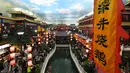 Para turis menikmati berbagai penganan khas lokal di objek wisata Kota Xiao Song di Kaifeng, Provinsi Henan, China pada 2 Oktober 2020. Masyarakat di seluruh China menikmati beragam makanan lezat selama libur Hari Nasional dan Festival Pertengahan Musim Gugur. (Xinhua/Li Jianan)