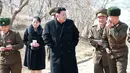 Adik Kim Jong-un, Kim Yo-Jong (kedua kiri) mendampingi kakaknya memeriksa perusahaan pertahanan Sin Islet, Kangwon, Korut 12 Maret 2015. Kim Jong-un mempromosikan Kim Yo-jong menjadi anggota politbiro Partai Pekerja yang berkuasa. (AFP Photo/KCNA via KNS)