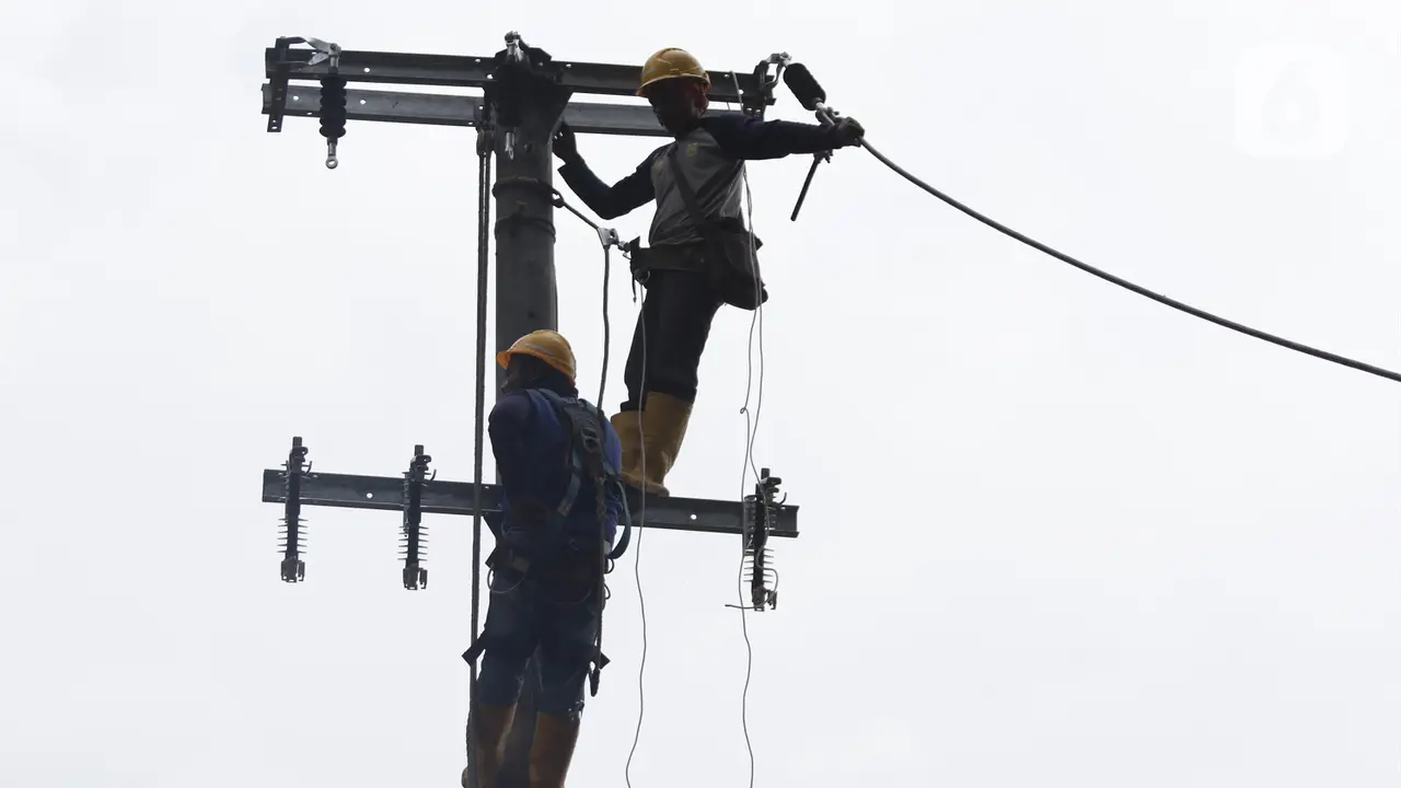PLN Terus Upayakan Penyambungan Kabel Listrik yang Putus Akibat Gempa Cianjur