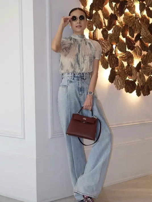 Tampil dengan top warna gradisi turleneck, dipadukan dengan loose denim. Ia pun menenteng tas Hermes warna cokelat. Diketahui, ia merupakan salah satu importir awal label desainer di Thailand dan memiliki distributor Hermes, Saint Honorè di Bangkok. @panhlamaam.